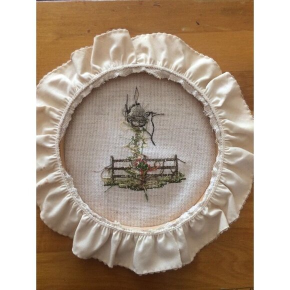 Vintage Completed Needlepoint Lot Of 2 Floral Water pump On Wooden Hoop Frames - Picture 9 of 11